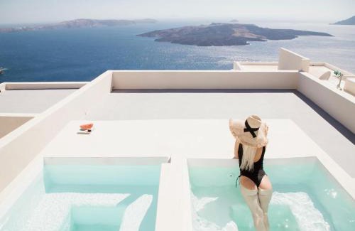 Fira Apartment | Caldera Cliff Illusion