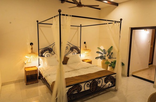 Chapora Hotel | Cali Stays & Cafe By the Bay