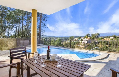 Vidreres House | Camelia
