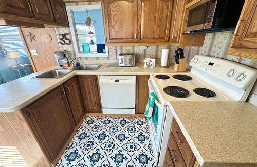 Hutchinson Island South House | Canal front 2 BR 1.5 BA beach bungalow!