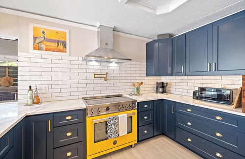 Whitfield House | Canal, Pool, Near Beaches, Airport and Downtown