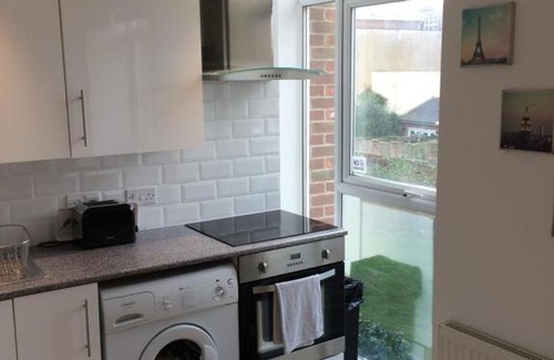 Chichester Apartment | Canal Walk, One Bedroom Apartment in Chichester City Centre - Sleeps 3