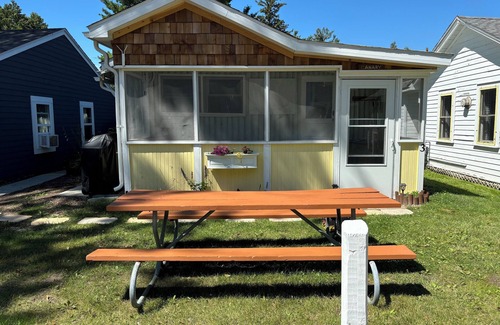 Ludington Cottage | Canary Cottage: Lakeside, Boat Slip, Beach, Family Friendly