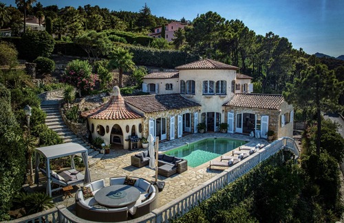 Theoule-sur-Mer House | Cannes 15mins. Fabulous sea & mountain views. Beaches, walks, cycling, relaxing