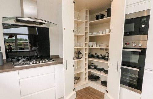 South Lakeland Leisure Village Cabin | CAPENWRAY 15, family friendly, luxury holiday cottage in Carnforth