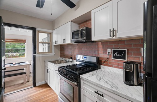 Fairlawn Condo | Capitol Hill King Bed Suite+Free Parking+Private Lounge