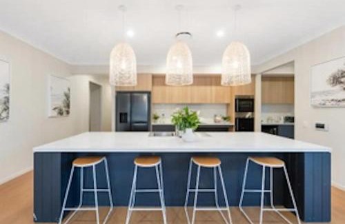 Surfers Paradise House | Capri Waterfront Resort-Style 5BR & Pool