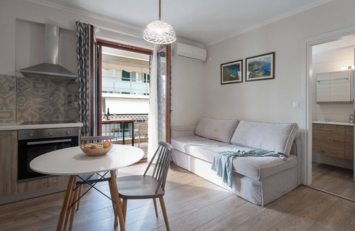 Yenion House | Captain's Seafront Apartments