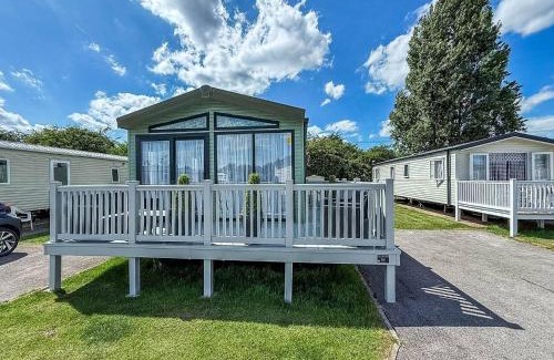 Skegness Resort | Caravan with decking at Southview Park ref 33059V