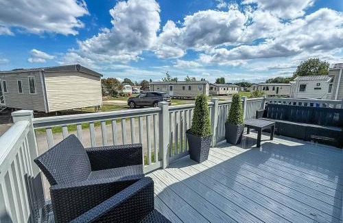 Skegness Resort | Caravan with decking at Southview Park ref 33059V