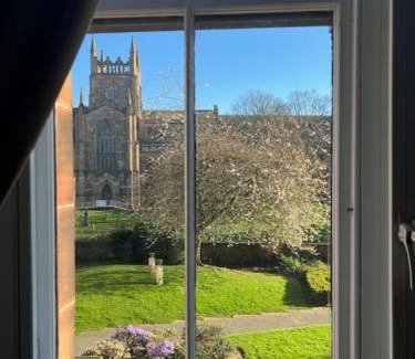Dunfermline Apartment | Carvetii - Abbey View, 1st Floor Flat, City Centre