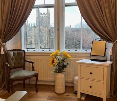 Dunfermline Apartment | Carvetii - Abbey View, 1st Floor Flat, City Centre