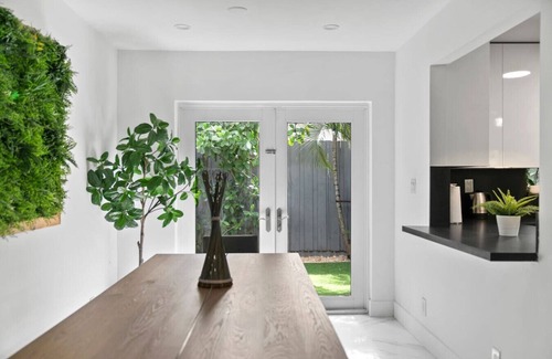 North Central Hollywood House | Casa Agape Waterfront Hot tub