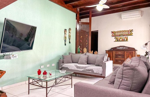 Itanhaem House | Casa com churrasqueira e piscina em Itanhaem