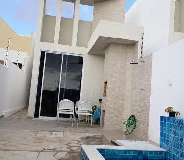 Conde House | casa com piscina e churrasqueira 5 minutos da praia, 1 quarto com cama de casal e segundo quarto com duas camas infantis