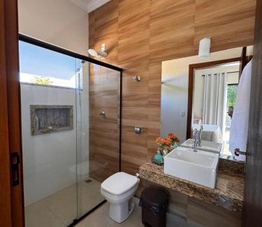 Capitolio House | Casa com piscina vista para lago, 03 quartos confortáveis