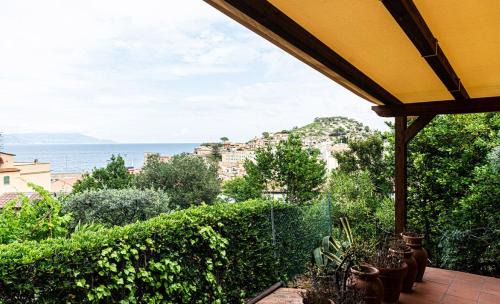 Giglio Porto House | Casa con vista mare e giardino privato