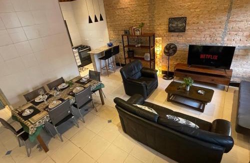 Pinheiros Villa | Casa de Tijolos com Churrasqueira Vila Fechada