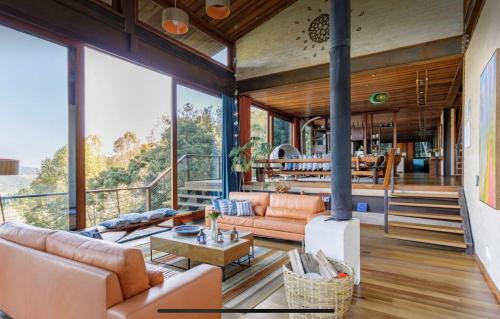 Campos do Jordao Villa | Casa de Vidro com vista Mantiqueira - Com Cafe e Staff