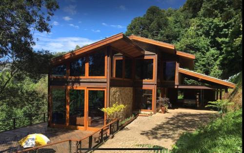 Campos do Jordao Villa | Casa de Vidro com vista Mantiqueira - Com Cafe e Staff