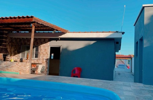 Peruibe House | Casa espaçosa, com piscina e churrasqueira.