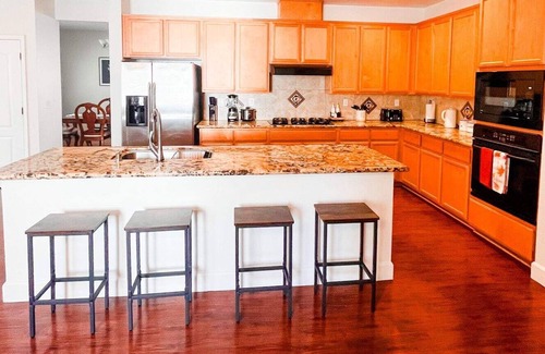 West Sacramento House | Casa Lago|Downtown|Superhost|Luxury|Families|Zoo