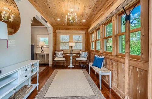 Flamingo Parks House | Casa las Flores - Stroll to Arts District from Cozy West Palm Cottage