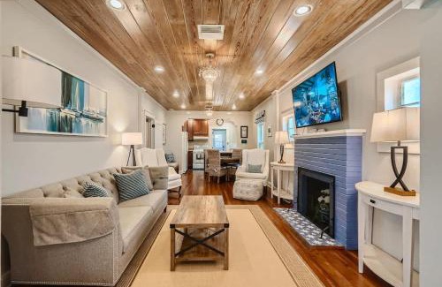 Flamingo Parks House | Casa las Flores - Stroll to Arts District from Cozy West Palm Cottage