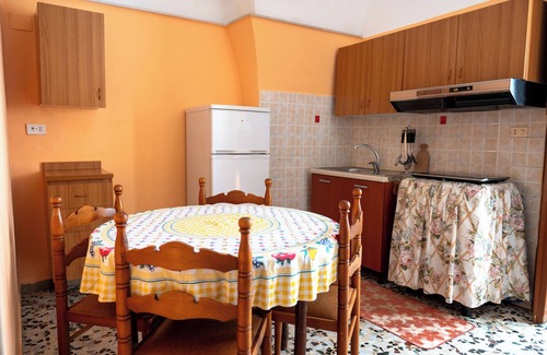 Trinitapoli House | Casa Lucia – Two-room apartment with double bed, single bed, and baby cot