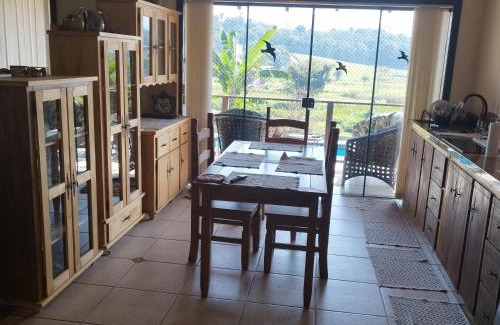 Pomerode House | Casa suíça luxo-suite nr2- 3 pessoas