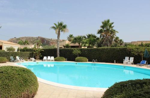 Custonaci House | Casa Vacanze Libeccio - Villetta con giardino e piscina condominiale