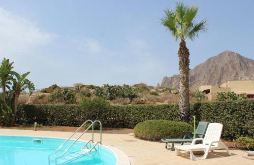 Custonaci House | Casa Vacanze Libeccio - Villetta con giardino e piscina condominiale