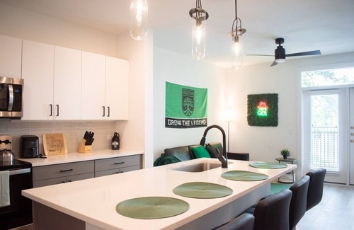 Milwood Apartment | Casita Verde | near Q2 and Domain | King Suite