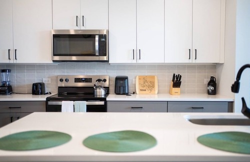 Milwood Apartment | Casita Verde | near Q2 and Domain | King Suite