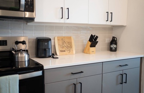 Milwood Apartment | Casita Verde | near Q2 and Domain | King Suite