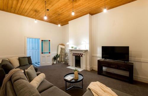 Bendigo House | Cathedral View - Sleeps 16