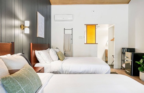 Dunsmuir Hotel | Cave Springs Resort Hotel Room 10 (Visit Mt Shasta)