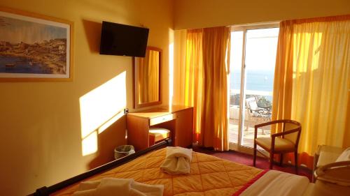 Piraeus Hotel | Cavo D' Oro