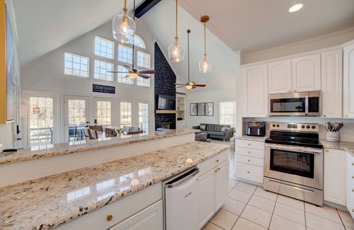 Malakoff House | Cedar Sunsets - Lakefront retreat with Private Pool & Gameroom!