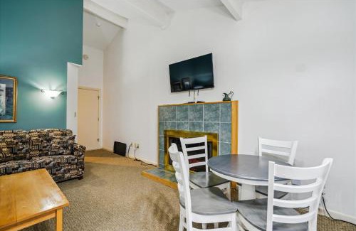 West Bridgewater Hotel | Cedarbrook Queen Suite 109