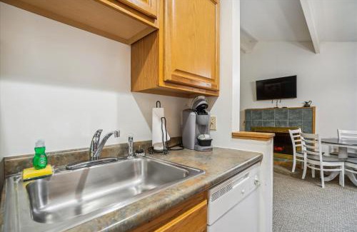 West Bridgewater Hotel | Cedarbrook Queen Suite 109