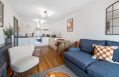 Cheltenham Apartment | Central 1 BD + Sofa Bed in the Heart of Cheltenham!