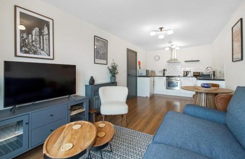 Cheltenham Apartment | Central 1 BD + Sofa Bed in the Heart of Cheltenham!