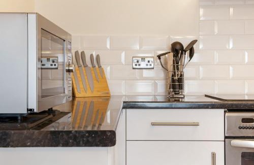 Cheltenham Apartment | Central 1 BD + Sofa Bed in the Heart of Cheltenham!