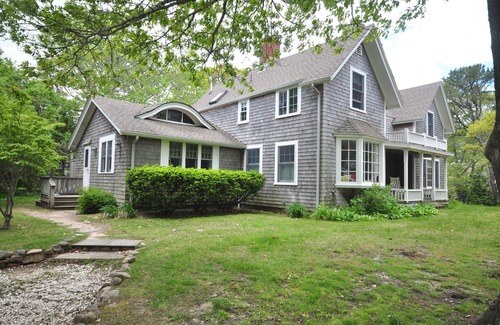 East Chop House | CENTRAL AIR! Quiet East Chop Retreat Walk 2 Town and Beach.