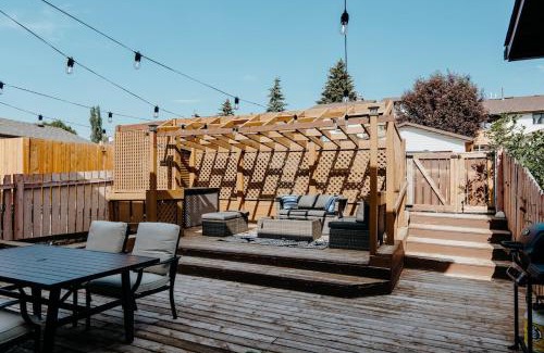 Glenbrook House | Central Calgary & Nearby Mountain Escape - 4 Beds