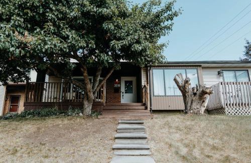 Glenbrook House | Central Calgary & Nearby Mountain Escape - 4 Beds