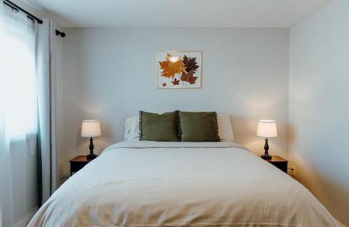 Glenbrook House | Central Calgary & Nearby Mountain Escape - 4 Beds
