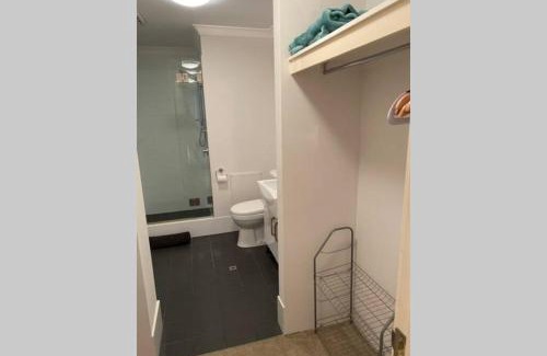 Bentley Apartment | CENTRAL CLOSE SHOPS CITY AIRPORT WIFI NETFLIX PARK