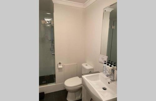Bentley Apartment | CENTRAL CLOSE SHOPS CITY AIRPORT WIFI NETFLIX PARK